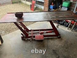 Motorcycle hydraulic lift bench