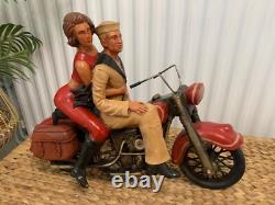 Excellent état grande moto vintage en résine Harley Davidson avec couple