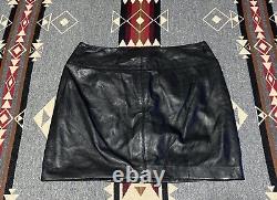La jupe noire sportive en agneau brillant de taille S pour femmes de The Kooples, neuve avec étiquette, 495$.