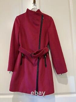 Manteau ceinturé asymétrique en laine mélangée avec garniture en simili cuir de Michael Kors. Prix de détail de 350 $.