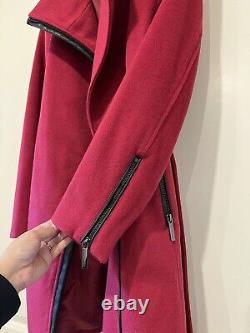 Manteau ceinturé asymétrique en laine mélangée avec garniture en simili cuir de Michael Kors. Prix de détail de 350 $.