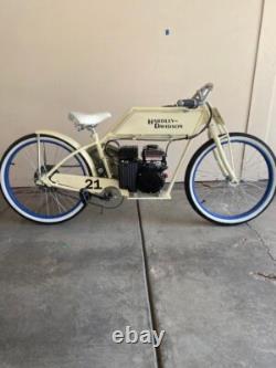 Moto Cycle Ceci est une réplique d'une Harley Davidson Board Track Racer de 1916
