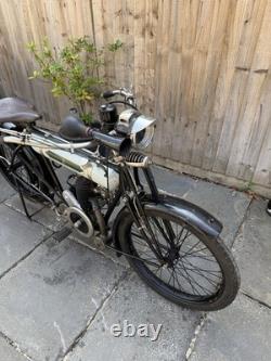 Moto classique 1923 Baby Triumph 250 cc à entraînement par courroie