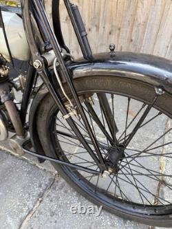 Moto classique 1923 Baby Triumph 250 cc à entraînement par courroie