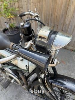 Moto classique 1923 Baby Triumph 250 cc à entraînement par courroie