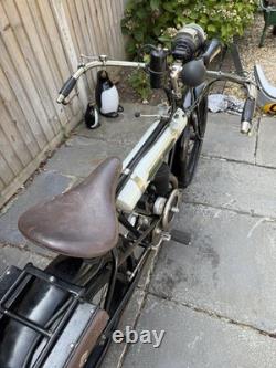 Moto classique 1923 Baby Triumph 250 cc à entraînement par courroie