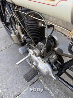 Moto classique 1923 Baby Triumph 250 cc à entraînement par courroie