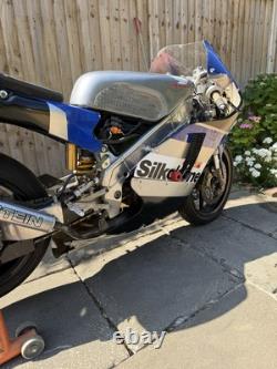 Moto de course classique 2000 Honda RS250 V Twin