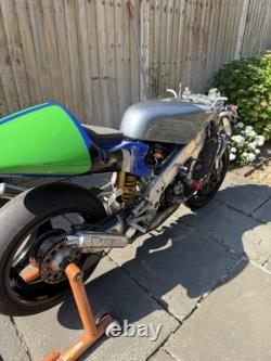 Moto de course classique 2000 Honda RS250 V Twin