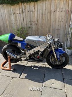 Moto de course classique 2000 Honda RS250 V Twin