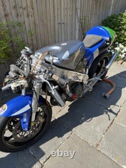 Moto de course classique 2000 Honda RS250 V Twin