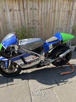 Moto de course classique 2000 Honda RS250 V Twin