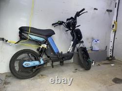 Sx-250 : un hybride scooter-vélo qui atteint 15,5 mph avec assistance au pédalage, légal.