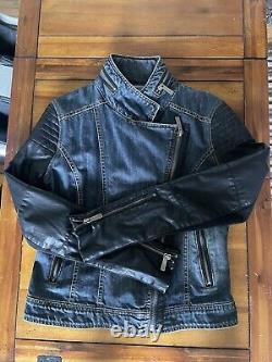 Veste en jean asymétrique EUC BCBGMAXAZRIA avec manches en faux cuir et détails de fermeture éclair - Taille Small